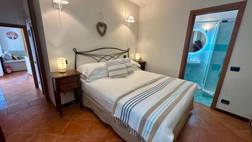 Shower, Bed, Photo of the whole room, Bedroom