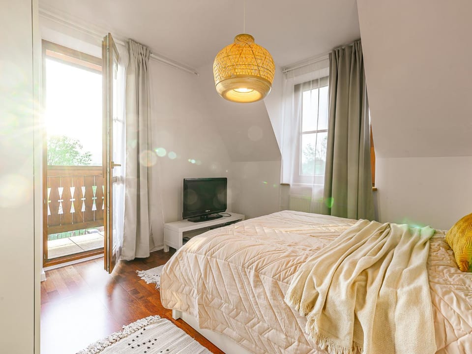 Bed, TV and multimedia, Bedroom