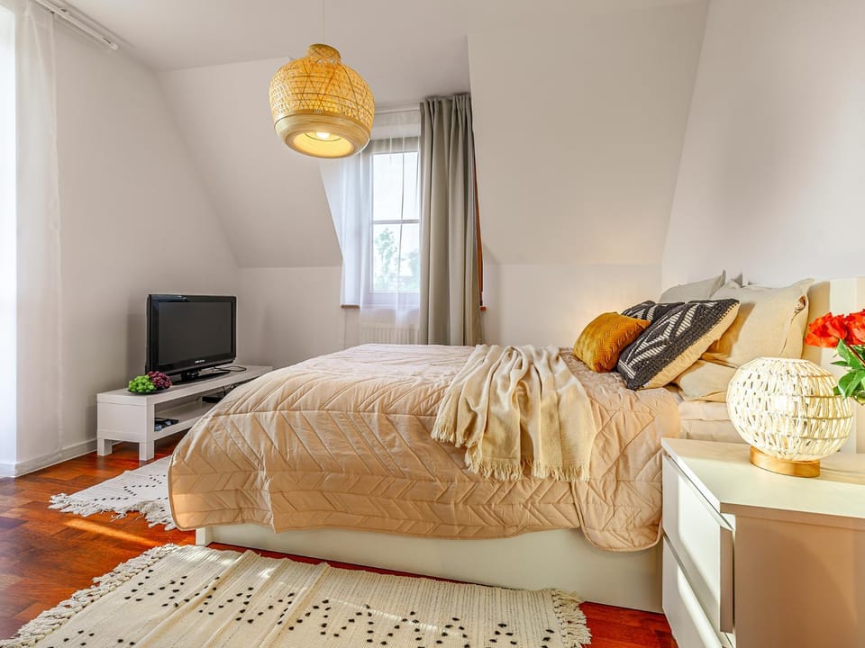Bed, TV and multimedia, Bedroom