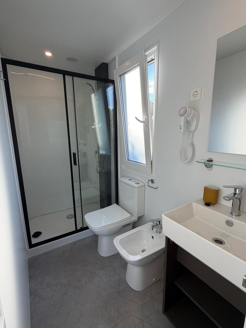 Shower, Toilet, Bathroom, bidet, towels