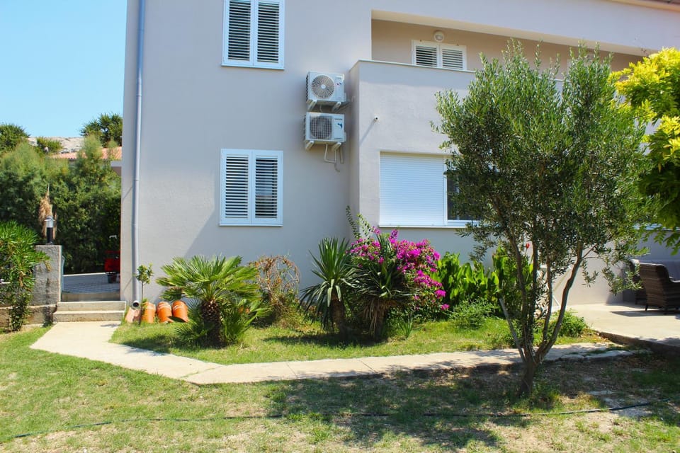 Property building, Spring, Day, Garden, Garden view
