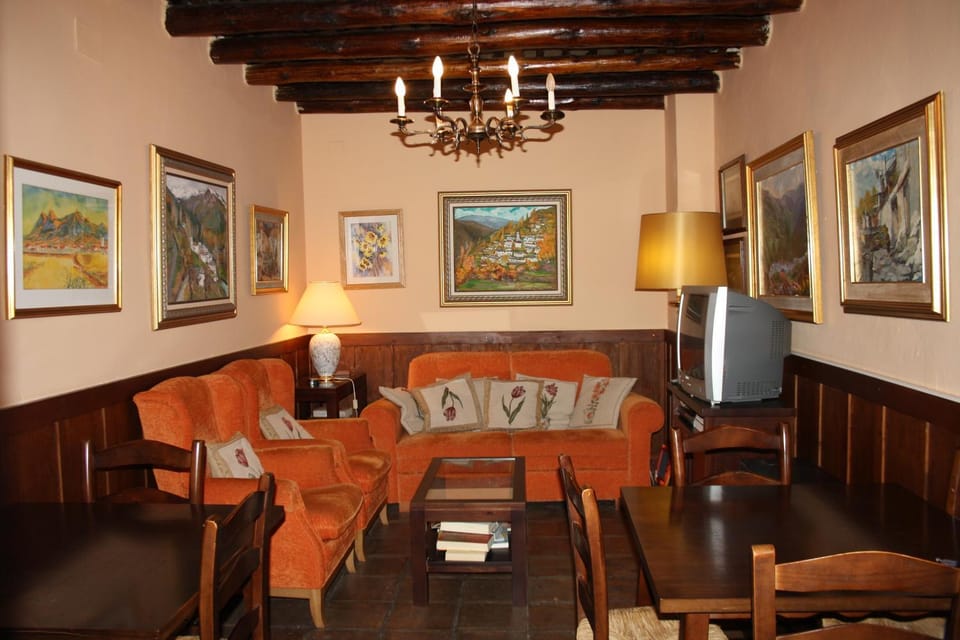 Communal lounge/ TV room