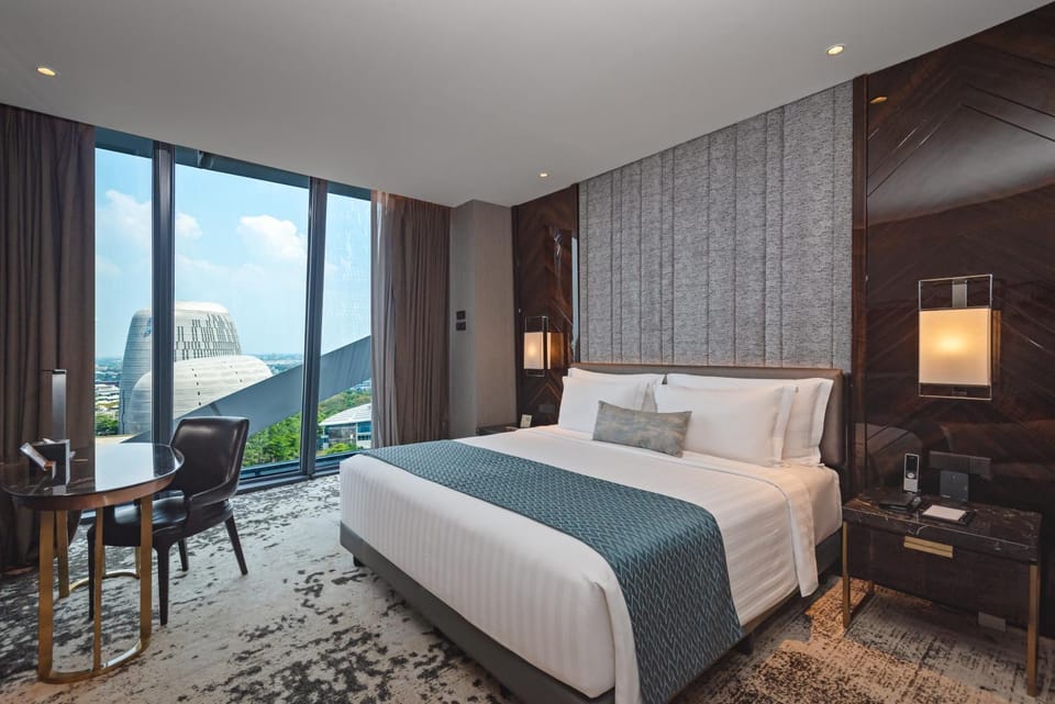 Bed, View (from property/room), Photo of the whole room, Seating area, Bedroom, City view