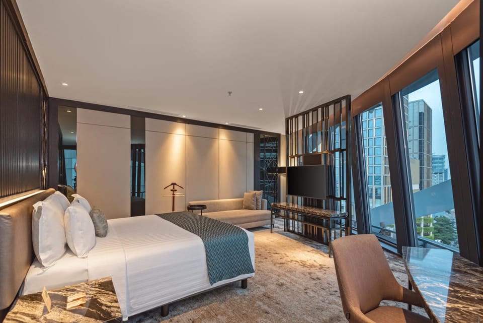 Bed, TV and multimedia, View (from property/room), Photo of the whole room, Bedroom, City view