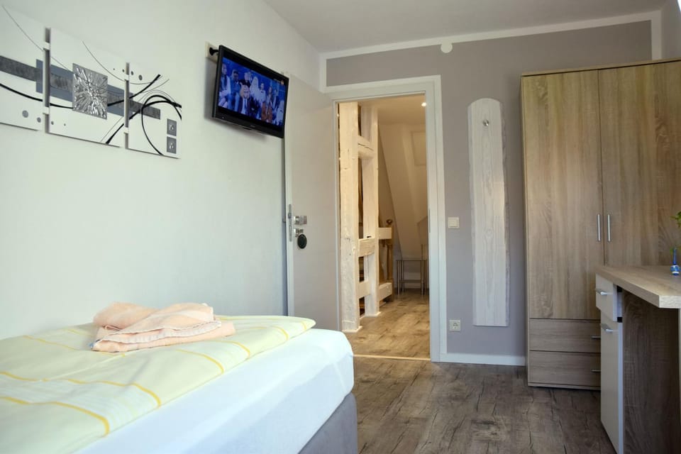 Bed, TV and multimedia, Photo of the whole room, towels, wardrobe