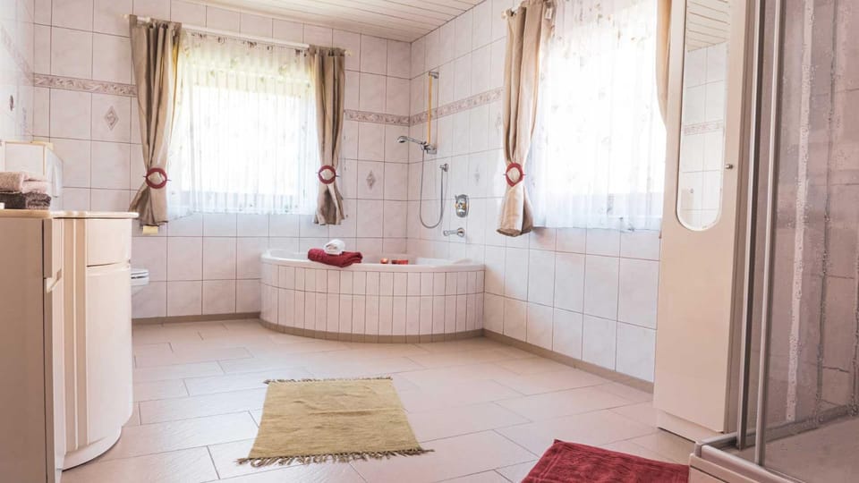 Shower, Toilet, Bathroom, Bath