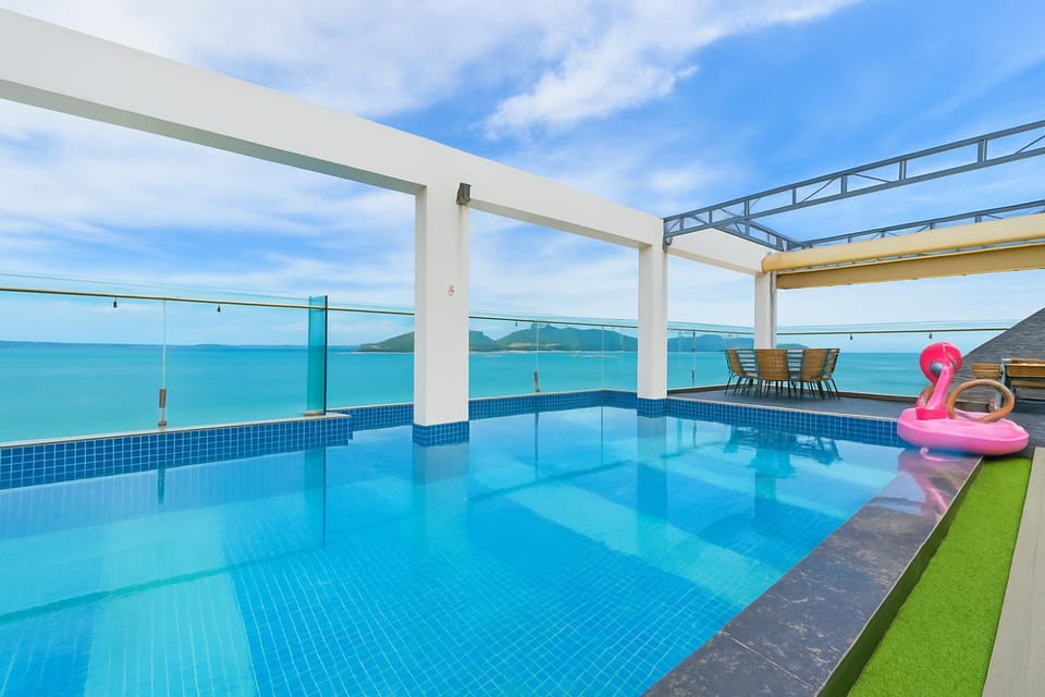 Day, Natural landscape, Pool view, Sea view, Swimming pool, sunbed