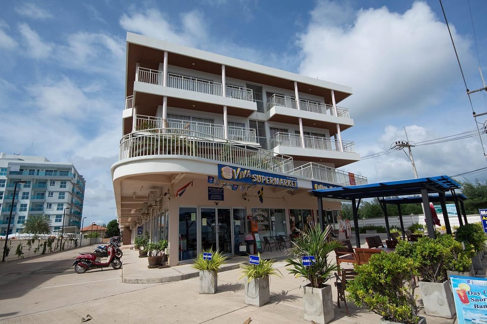 Restaurant/places to eat, On-site shops, Area and facilities