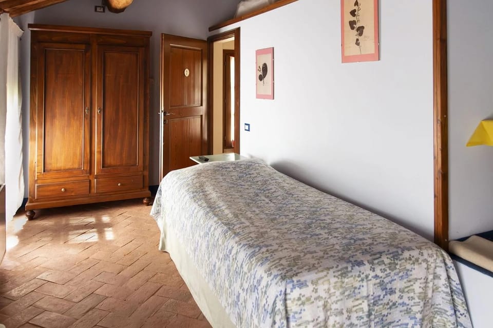 Bed, Decorative detail, Bedroom, wardrobe
