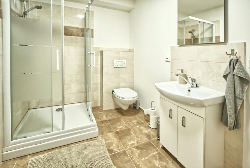 Shower, Toilet, Bathroom, towels