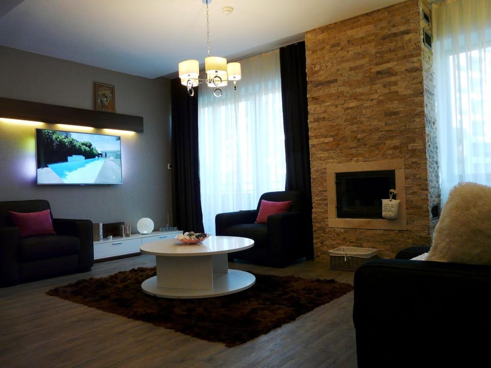Living room, Garden view, Landmark view, Mountain view