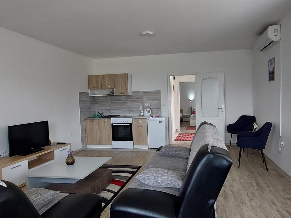 TV and multimedia, Kitchen or kitchenette, Living room, Seating area