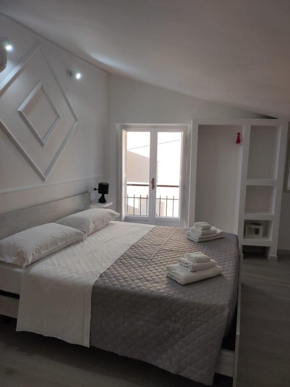 Bed, Photo of the whole room, Bedroom, towels