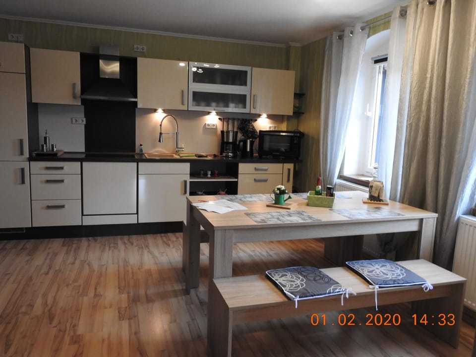 Kitchen or kitchenette, Dining area