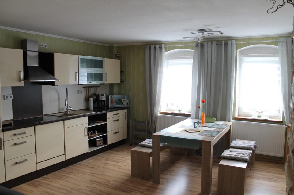 Kitchen or kitchenette, Dining area
