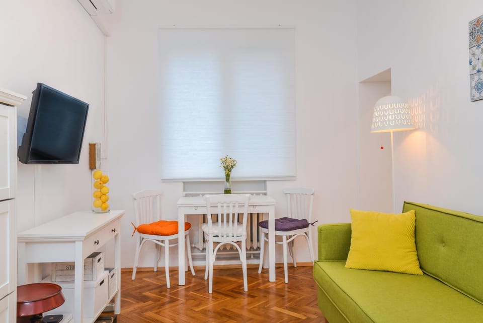 TV and multimedia, Living room, Seating area, Dining area
