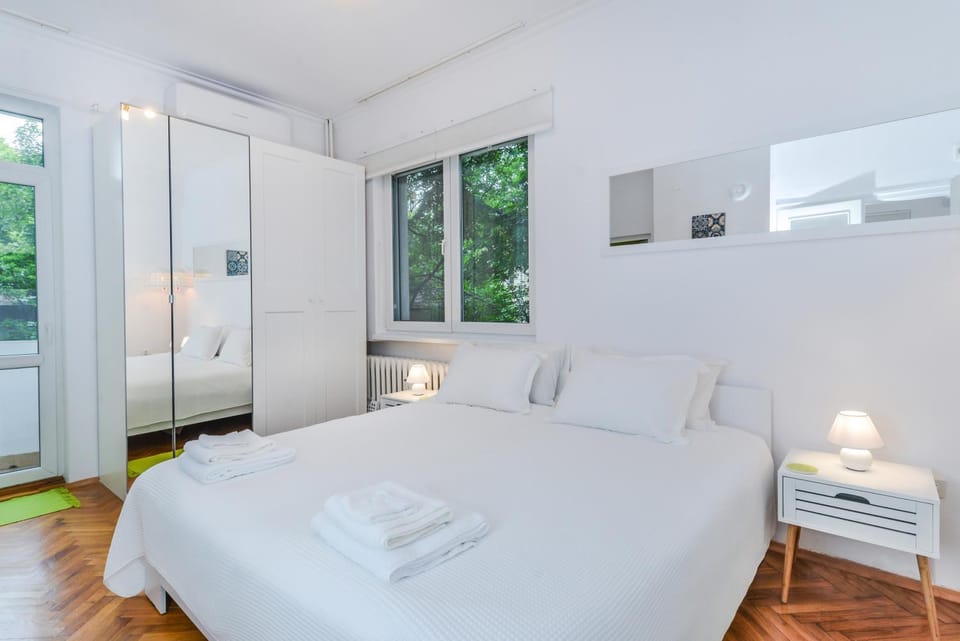Bed, Bedroom, City view, Garden view