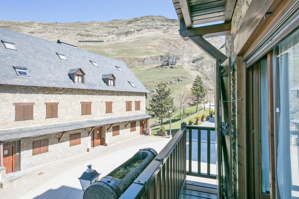Property building, Balcony/Terrace, Mountain view