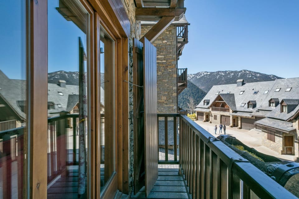 Balcony/Terrace, Street view