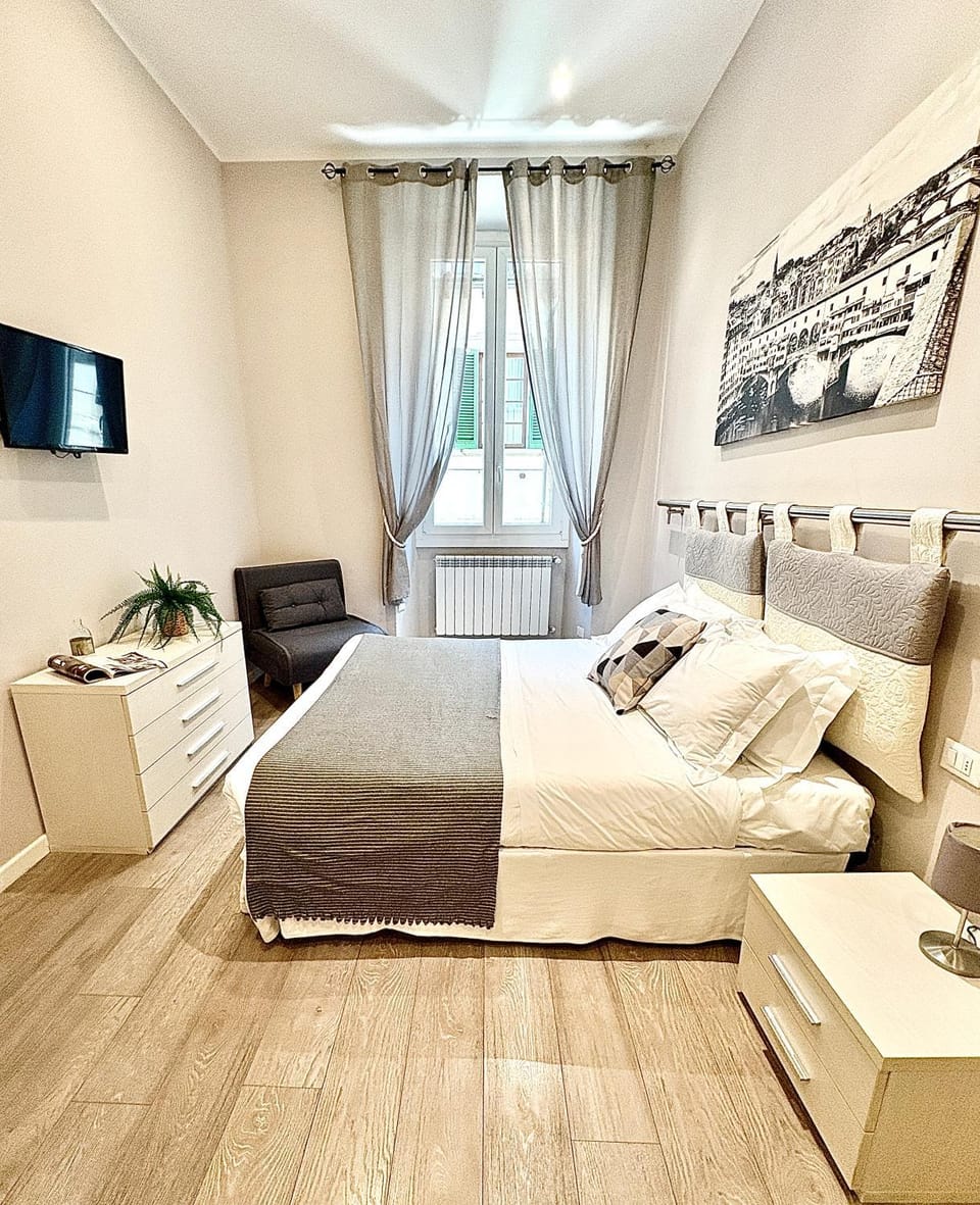 Bed, TV and multimedia, Living room, Photo of the whole room, Seating area, Bedroom