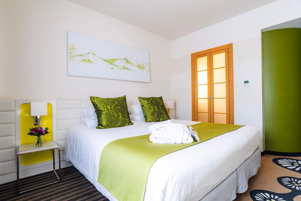 Property building, Bed, Photo of the whole room, Bedroom