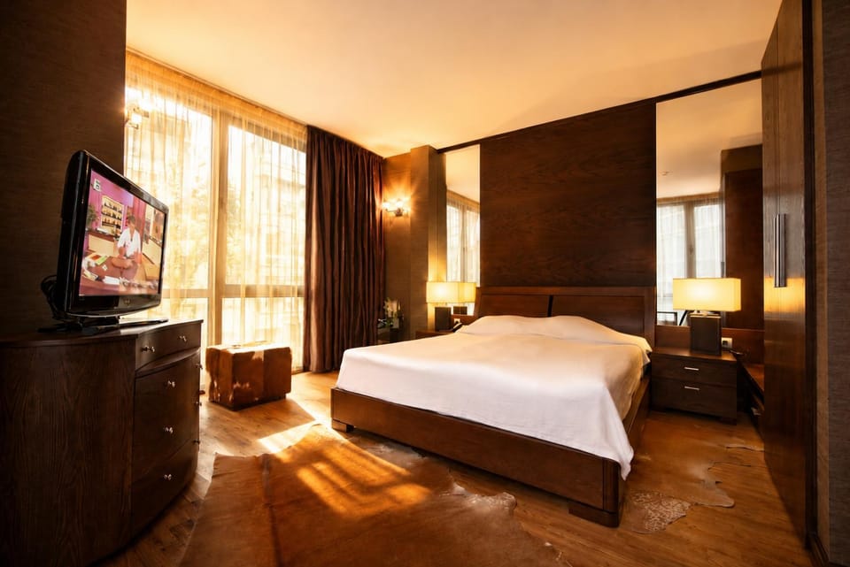 Communal lounge/ TV room, Bed, Day, Summer, TV and multimedia, Floor plan, Bedroom