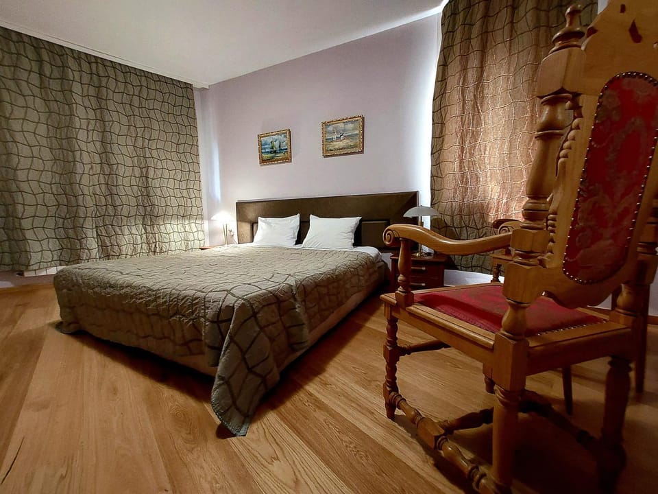 Day, TV and multimedia, Living room, Seating area, Floor plan, Quiet street view, Parking, furniture, towels, air conditioner