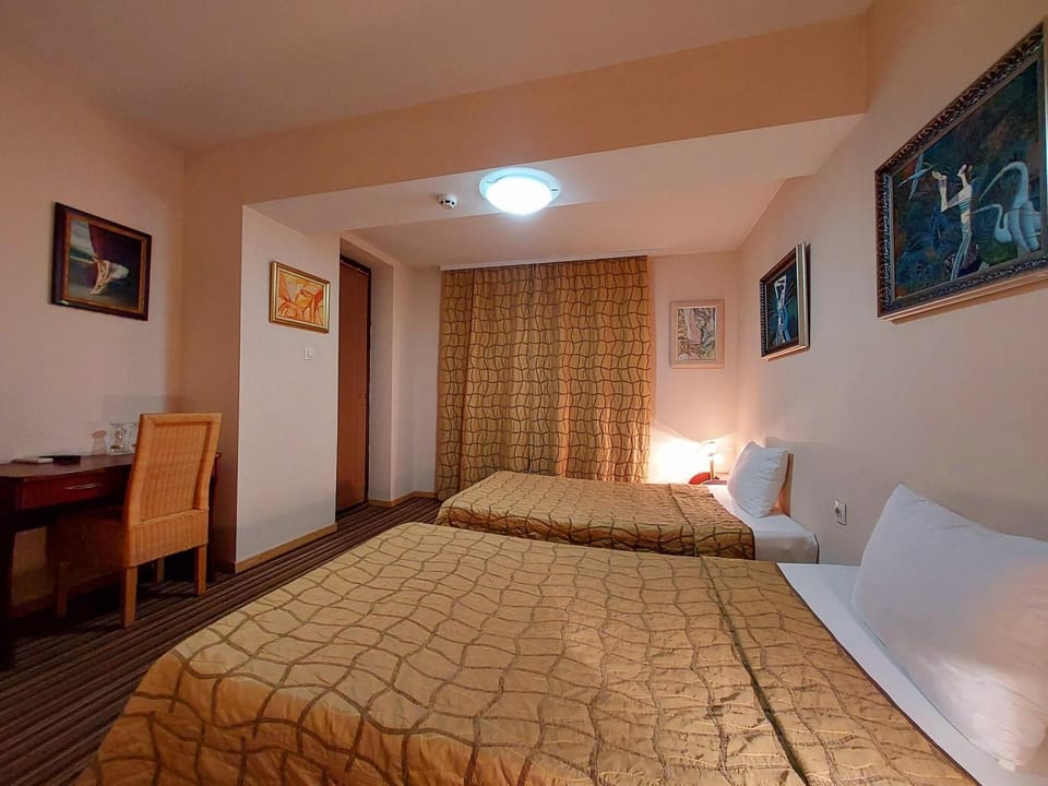 Bed, Balcony/Terrace, Photo of the whole room, Seating area, Quiet street view