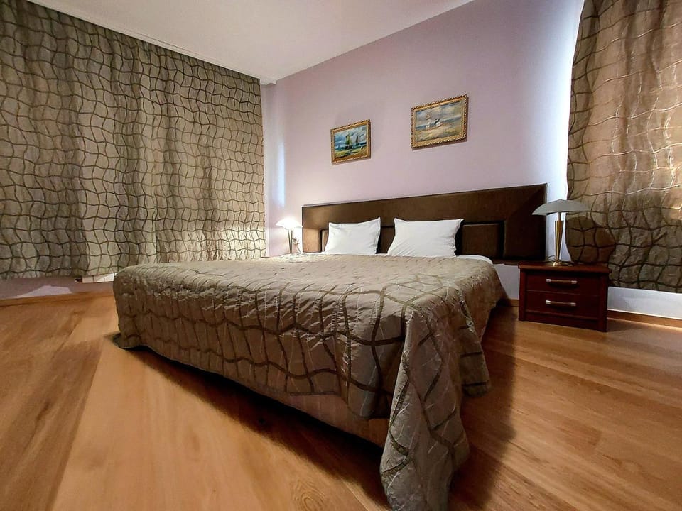 TV and multimedia, Seating area, Floor plan, Bedroom, Entertainment, Location, Quiet street view, soundproof, towels