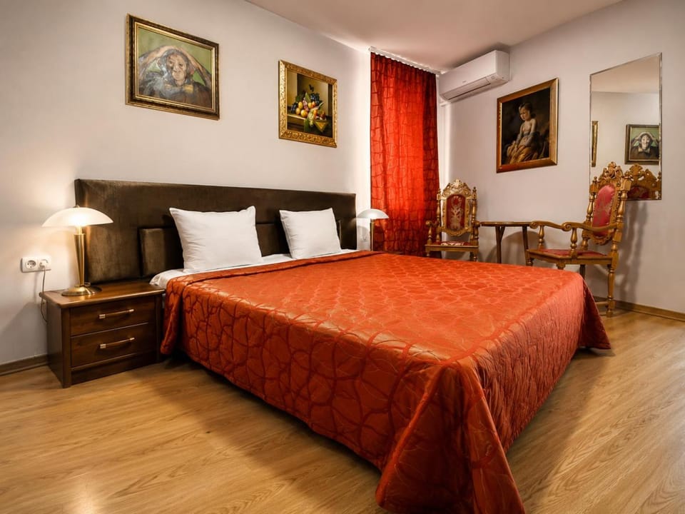 Bed, TV and multimedia, Living room, Seating area, Bedroom, Quiet street view