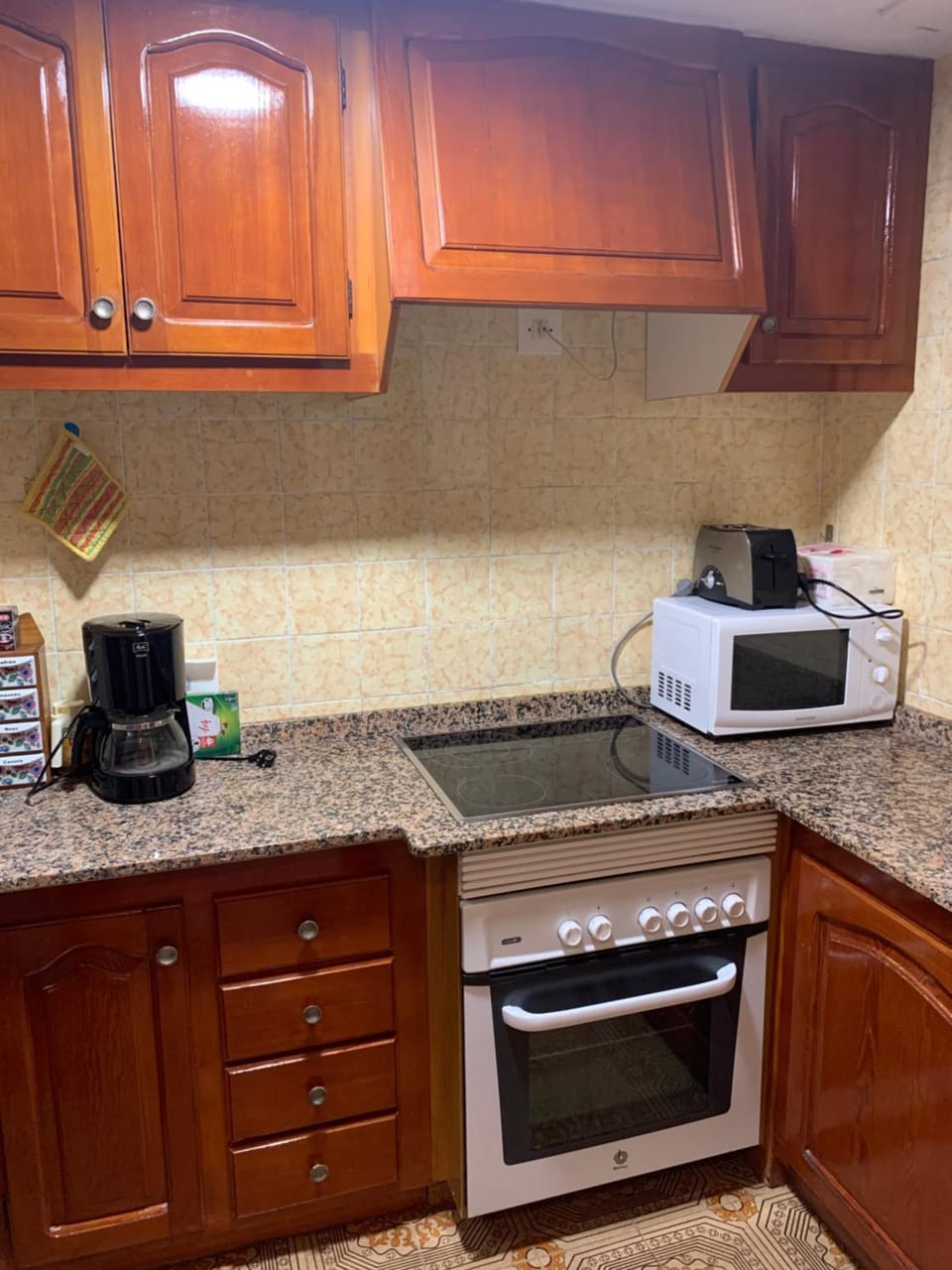 Coffee/tea facilities, Kitchen or kitchenette, stove, toaster