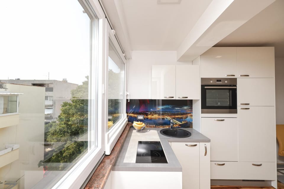 View (from property/room), City view, Street view, kitchen
