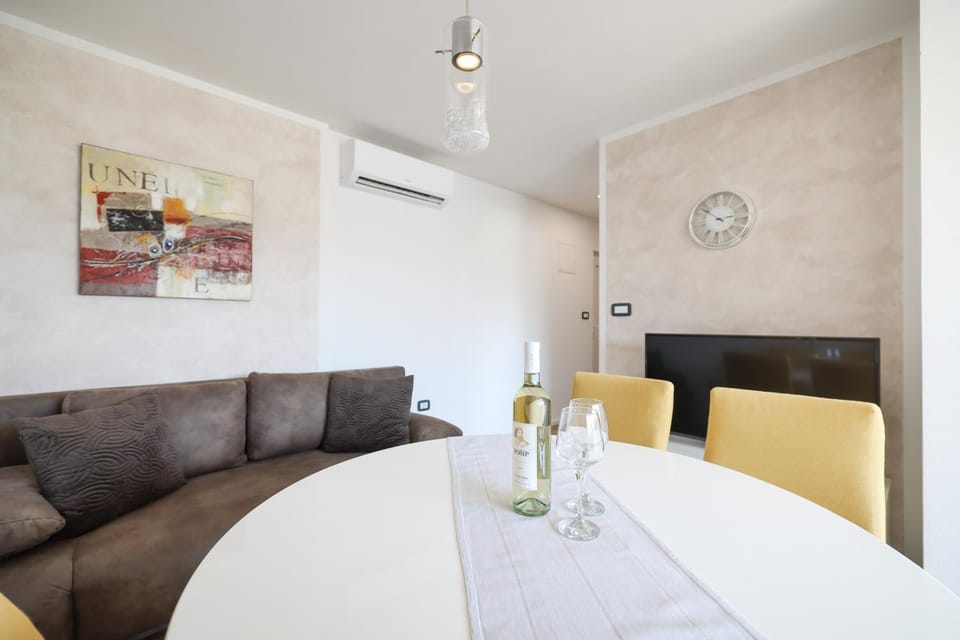 Living room, Dining area, air conditioner