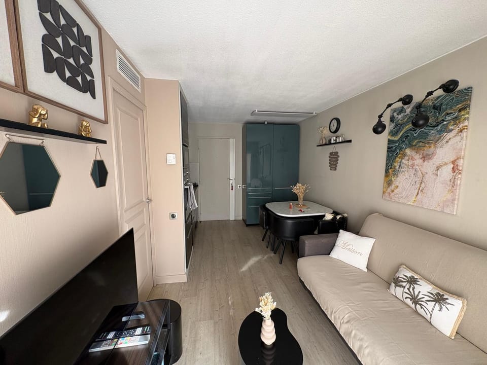 Cannes Pool & Beach Apartment in Cannes