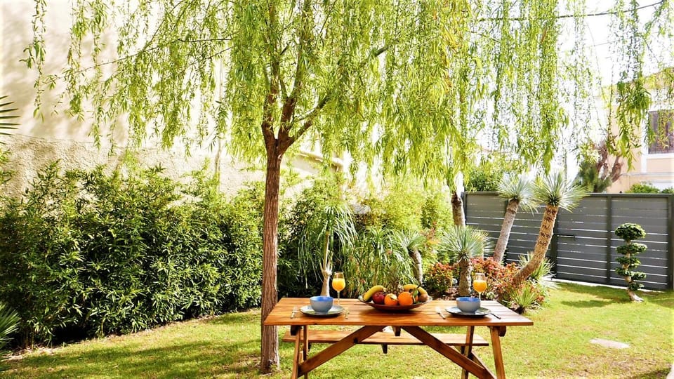 Patio, Garden, Garden, Food and drinks, Food, Breakfast