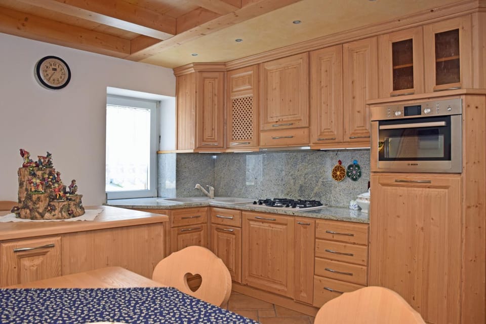 Kitchen or kitchenette, dishwasher, oven