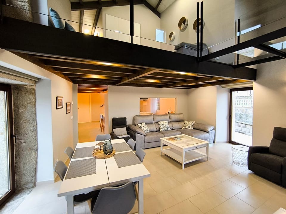 TV and multimedia, Living room, Seating area, Dining area