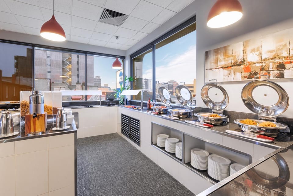 Coffee/tea facilities, Food and drinks, Food, Breakfast, Continental breakfast, minibar, toaster