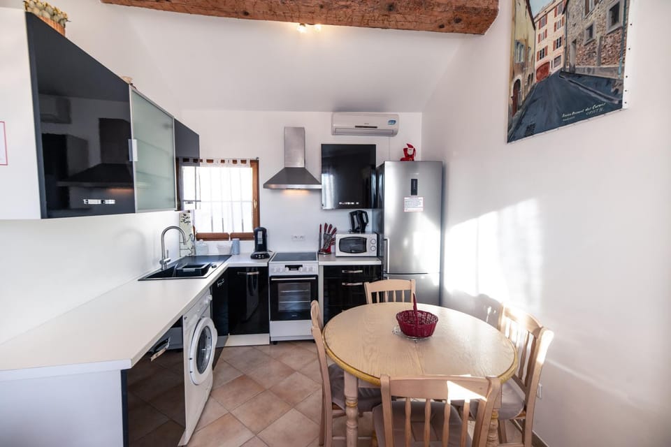 Kitchen or kitchenette, Dining area, minibar, oven, stove