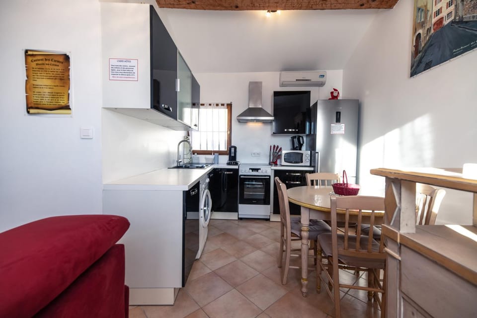 Kitchen or kitchenette, Dining area
