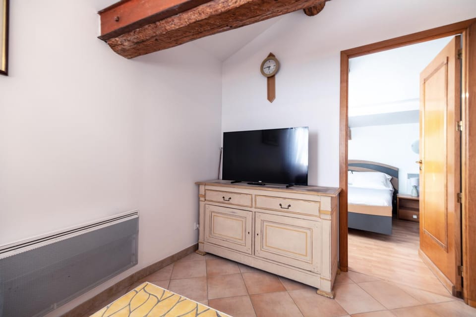 Bed, TV and multimedia, Photo of the whole room, Bedroom