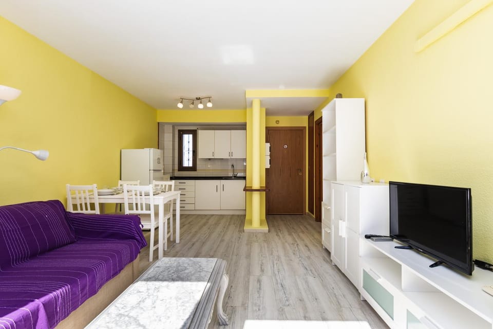 TV and multimedia, Kitchen or kitchenette, Living room, Seating area, Dining area