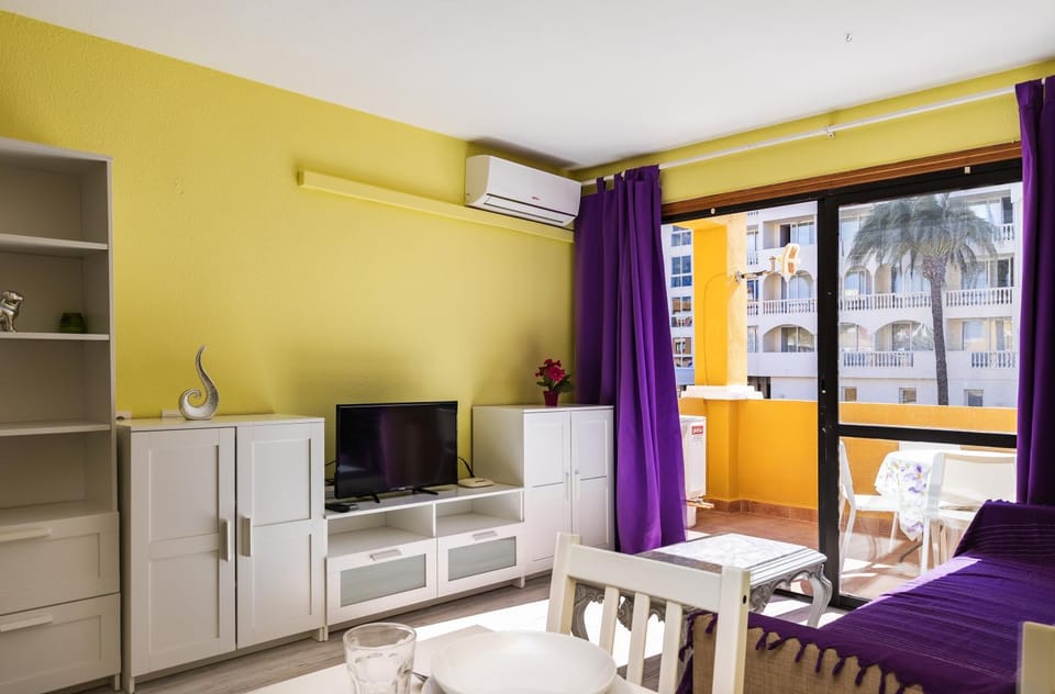 TV and multimedia, Living room, Photo of the whole room, Seating area, air conditioner