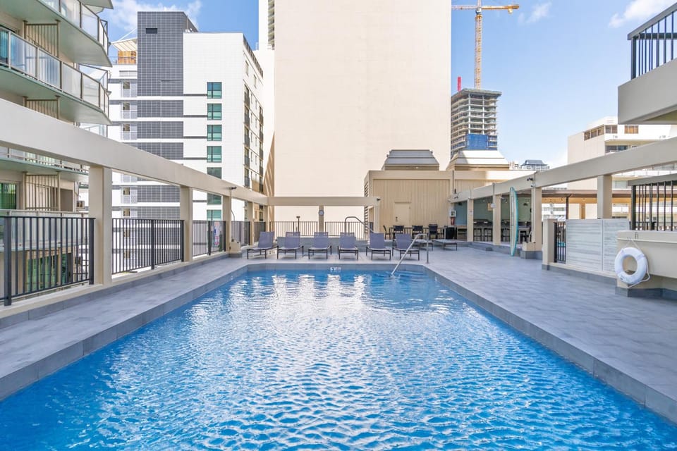 Spacious Waikiki Beach 2BR-Ocean View-Free Parking Apartment in Honolulu