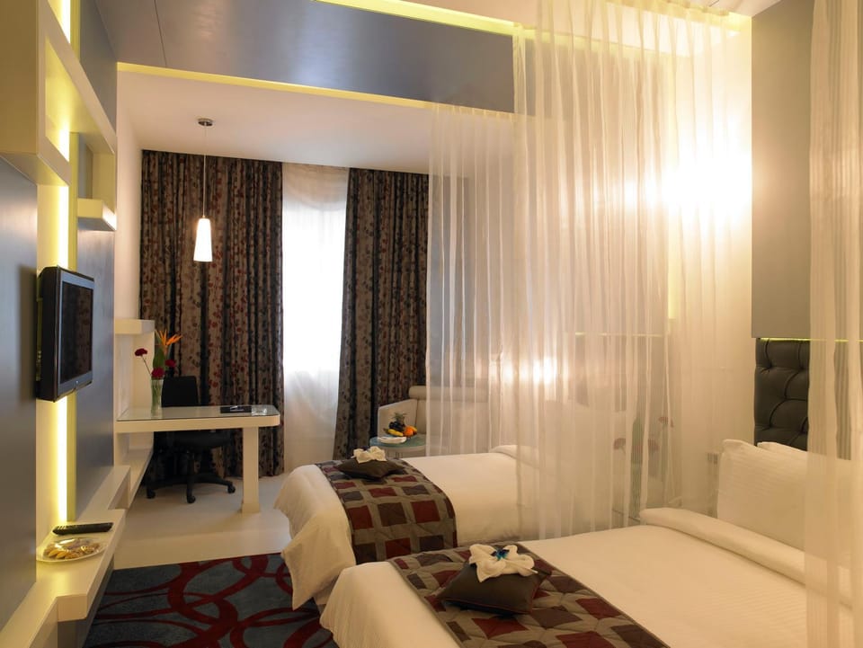 Bed, TV and multimedia, Living room, Photo of the whole room, Bedroom