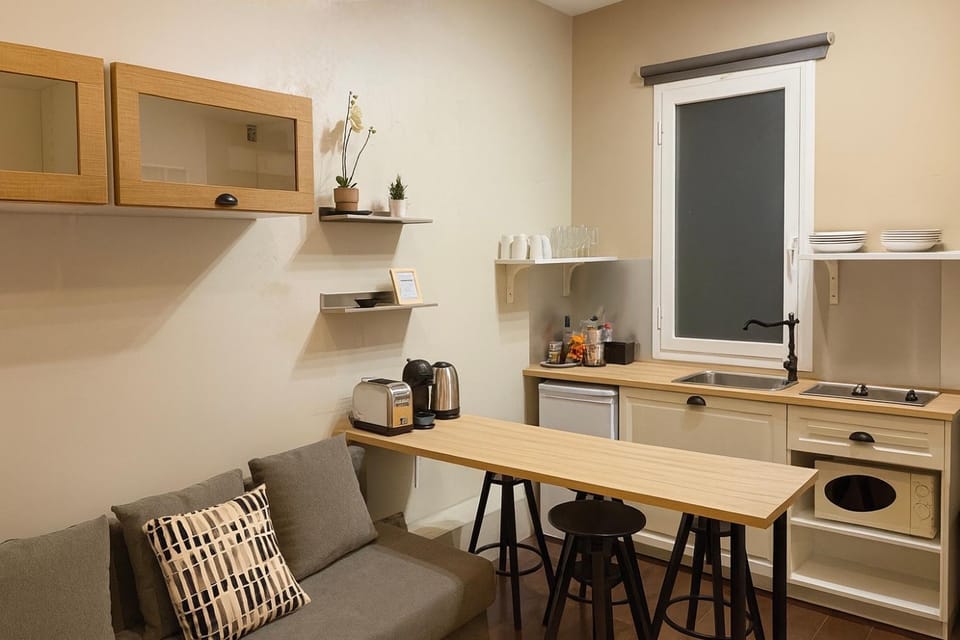 Coffee/tea facilities, Kitchen or kitchenette, Living room, Dining area, minibar, oven, stove