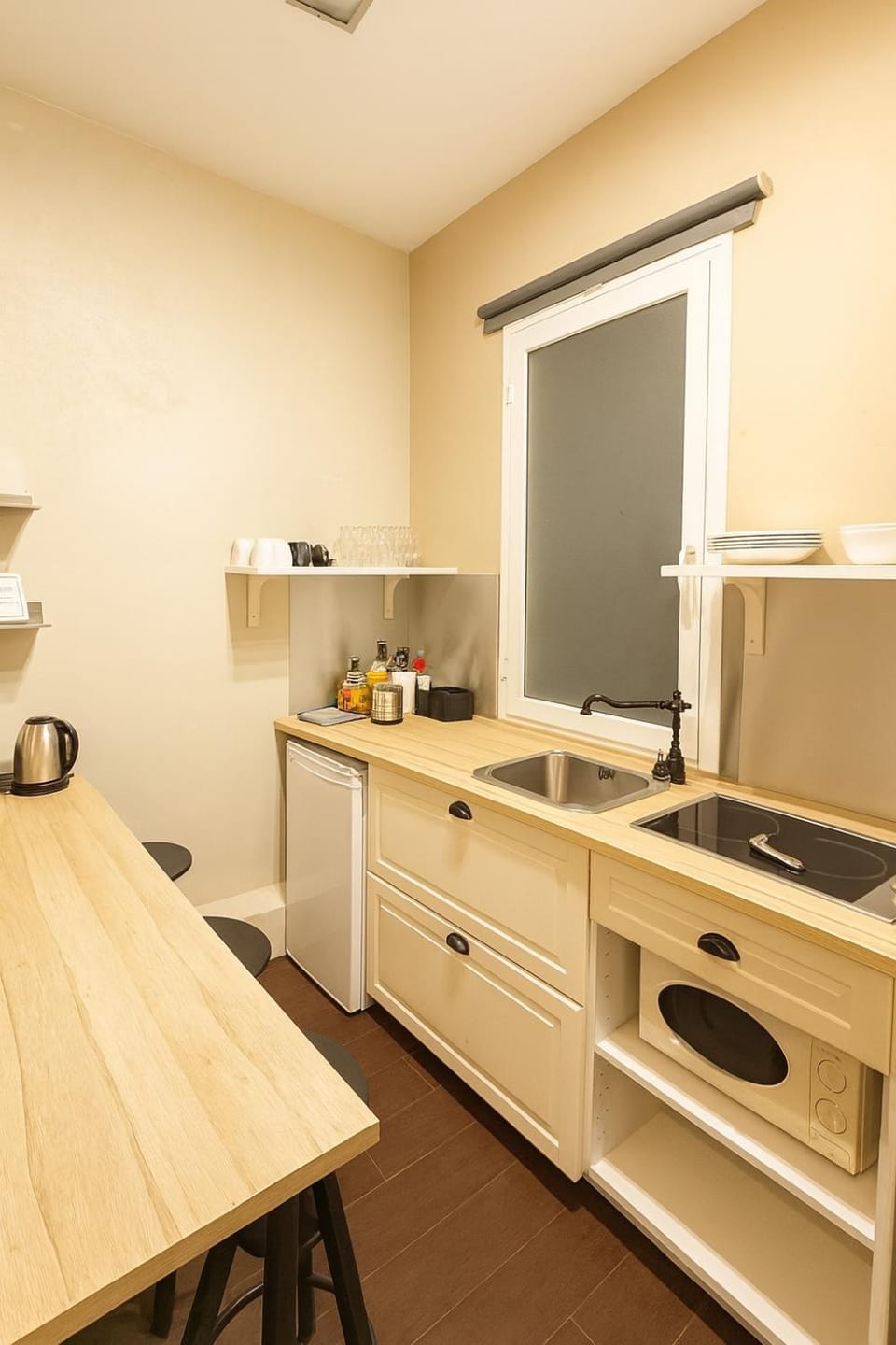 Kitchen or kitchenette, Dining area, stove