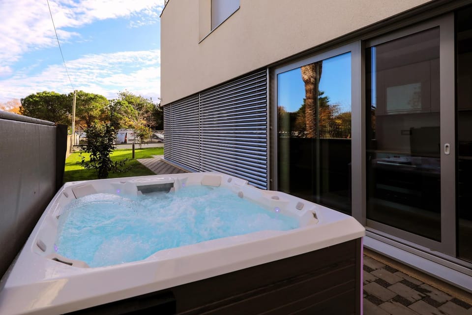 Hot Tub, Swimming pool