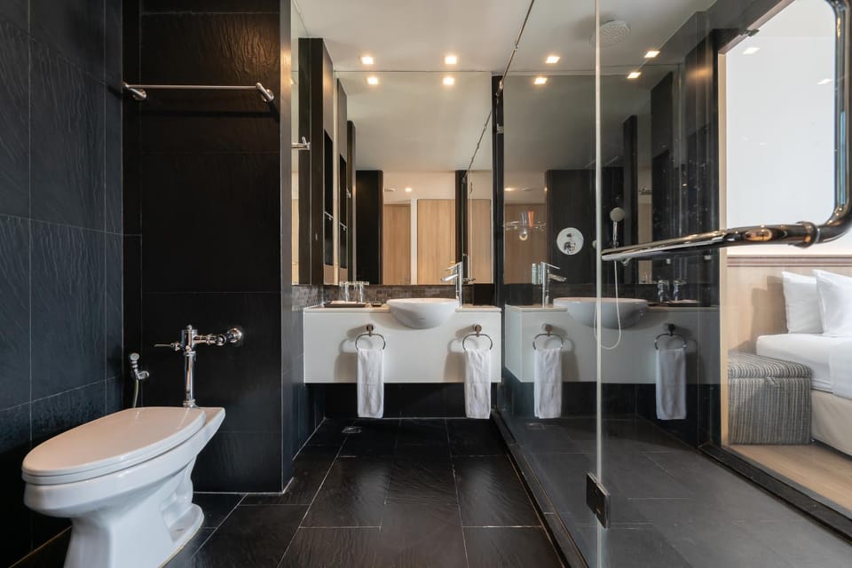 Shower, Toilet, towels