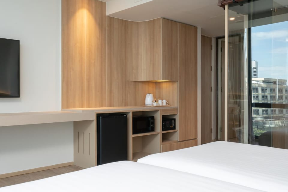 Bed, minibar